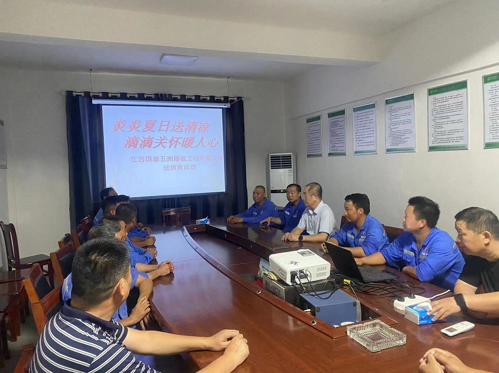 高温慰问送清凉，凝心聚力保施工