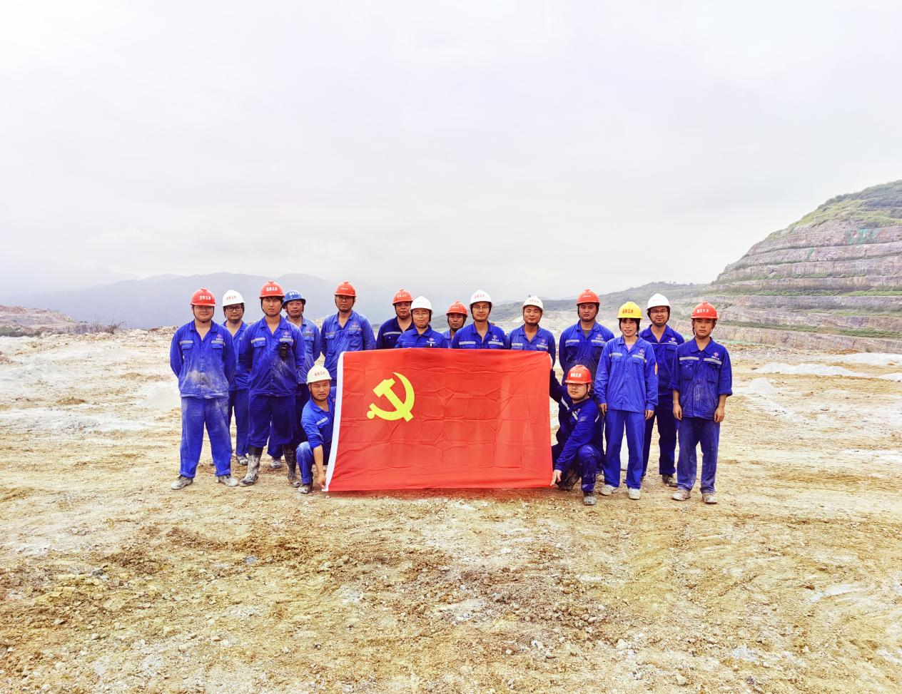 国泰五洲”红盾筑安“I让党旗在项目一线高高飘扬